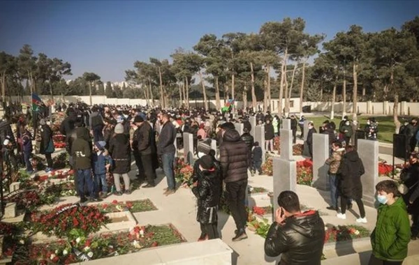 Azərbaycan xalqı Yeni ilin ilk günü Şəhidlər xiyabanına axışdı - FOTO