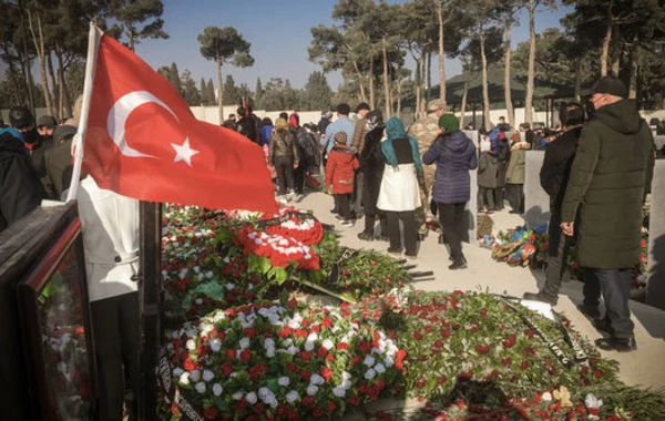 Azərbaycan xalqı Yeni ilin ilk günü Şəhidlər xiyabanına axışdı - FOTO