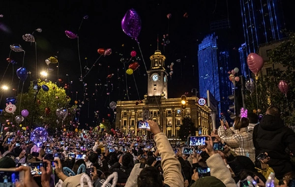 Dünyanı bəlaya salan Uhanda yeni il izdihamı - FOTO