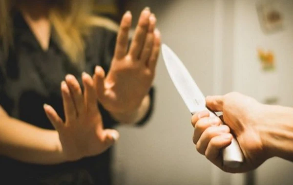 Bakıda kişi qısqandığı üçün qadını öldürmək istədi - Özünü də bıçaqladı