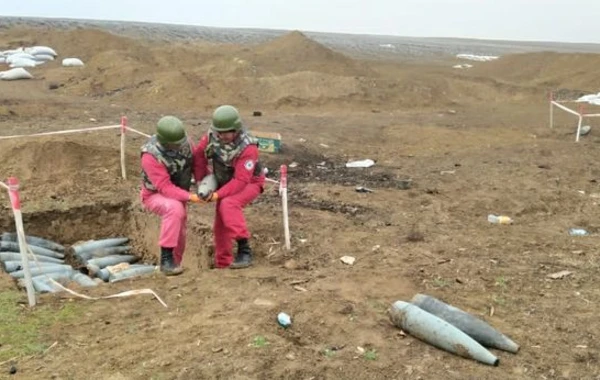 Cəbhəboyu rayonlarda partlamamış hərbi sursat, minalar aşkarlanıb - FOTO