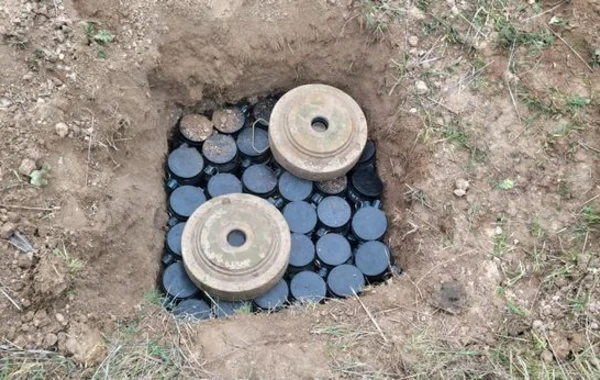 Cəbhəboyu rayonlarda partlamamış hərbi sursat, minalar aşkarlanıb - FOTO