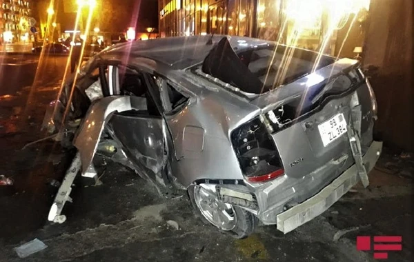 Bakıda avtomobil mağazaya çırpıldı - Sürücü ağır yaralandı - FOTO