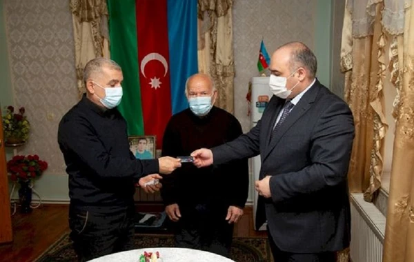 Daha bir şəhid ailəsinə təqaüd kartı təqdim edildi - FOTO