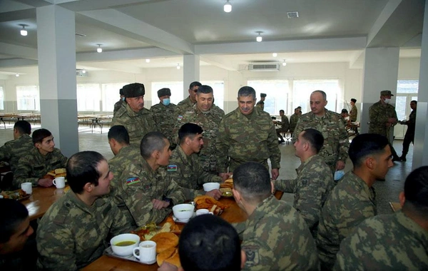 Müdafiə naziri vəzifəli şəxslərə tapşırıqlar verdi - FOTO