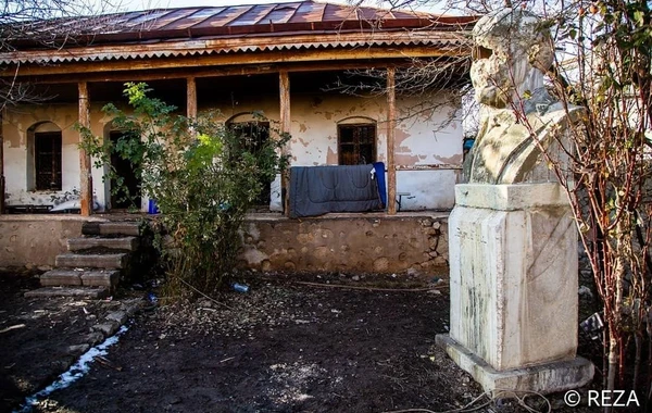 Məşhur fotoqraf Bülbülün dağıdılmış ev-muzeyində - FOTO