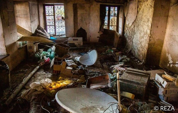 Məşhur fotoqraf Bülbülün dağıdılmış ev-muzeyində - FOTO