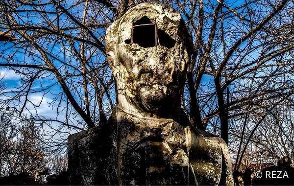 Məşhur fotoqraf Bülbülün dağıdılmış ev-muzeyində - FOTO