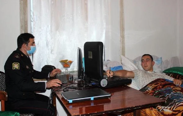 Döyüşlərdə sənədlərini itirən Qarabağ qazisinə yeni şəxsiyyət vəsiqəsi təqdim olundu - FOTO
