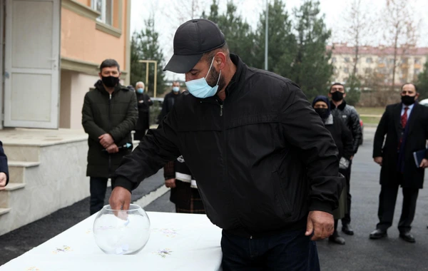 30 şəhid ailəsi və Qarabağ müharibəsi əlillərinə evlər verilib - FOTO