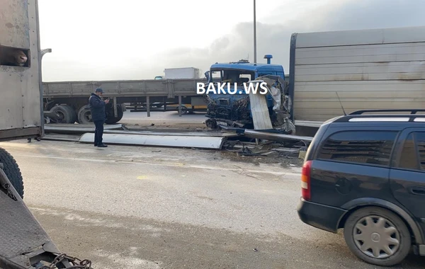 Bakıda TIR qəzaya uğradı - VİDEO