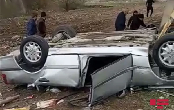 Şəkidə minik avtomobili körpüdən aşıb, ölən və xəsarət alanlar var - FOTO