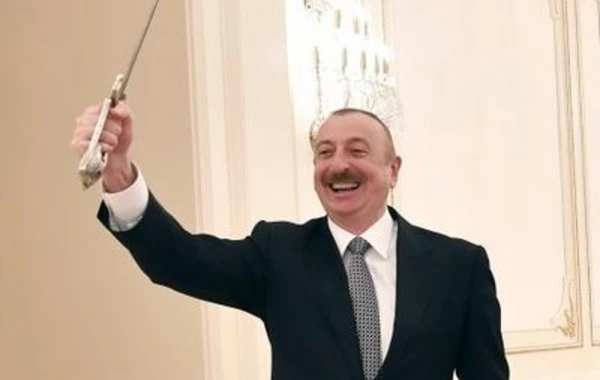 Гендиректор ИСЕСКО вручил Президенту Ильхаму Алиеву подарок - ФОТО