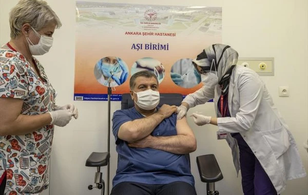 В Турции первым от COVID-19 привился глава Минздрава – ФОТО