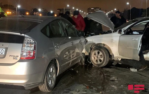 Bakı-Sumqayıt yolunda ağır qəza - 3 nəfər xəsarət aldı - FOTO