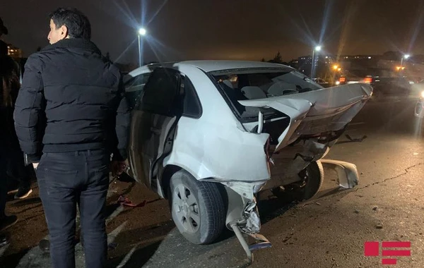 В Баку столкнулись 3 легковых автомобиля, есть пострадавшие - ФОТО
