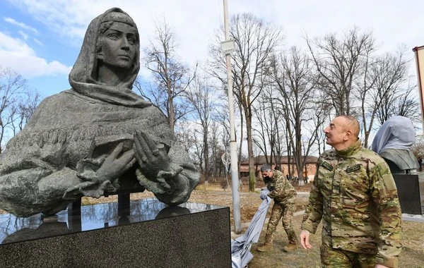 Обстрелянные памятники Узеиру Гаджибейли, Натаван и Бюльбюлю возвращены в Шушу - ФОТО
