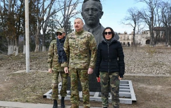 Обстрелянные памятники Узеиру Гаджибейли, Натаван и Бюльбюлю возвращены в Шушу - ФОТО