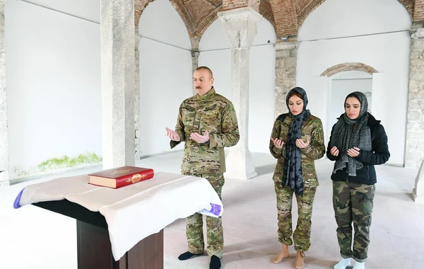 Mehriban Əliyeva Yuxarı Gövhər Ağa məscidinə “Qurani-Kərim” aparıb - FOTO