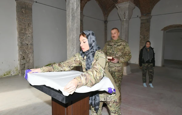 Mehriban Əliyeva Yuxarı Gövhər Ağa məscidinə “Qurani-Kərim” aparıb - FOTO