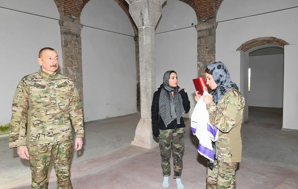 Mehriban Əliyeva Yuxarı Gövhər Ağa məscidinə “Qurani-Kərim” aparıb - FOTO