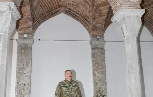 Ильхам Алиев и Мехрибан Алиева посетили мечеть в Шуше - ФОТО