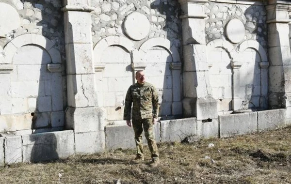 Ильхам Алиев посетил в Шуше место, где 39 лет назад был сделан его снимок с Гейдаром Алиевым - ФОТО