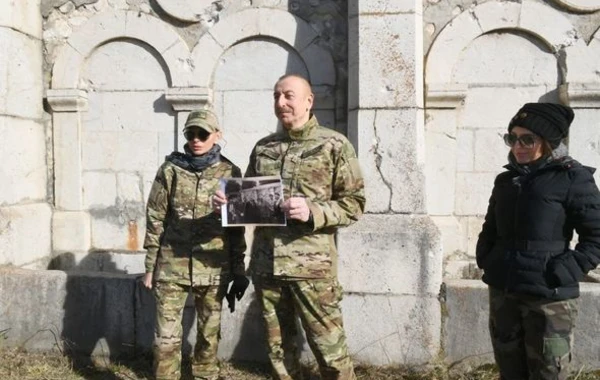 Ильхам Алиев посетил в Шуше место, где 39 лет назад был сделан его снимок с Гейдаром Алиевым - ФОТО