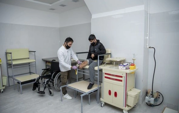 Daha bir müharibə qazisi yüksək texnologiyalı protezlə təmin olunur - FOTO