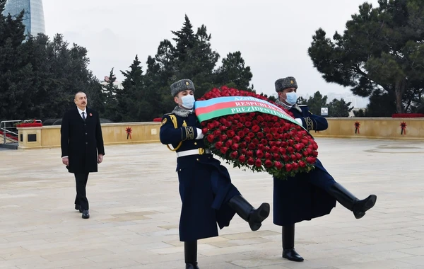 Ильхам Алиев и Мехрибан Алиева посетили Аллею шехидов - ВИДЕО