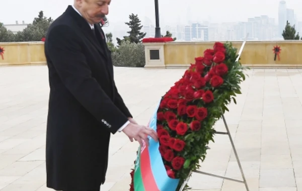 Ильхам Алиев и Мехрибан Алиева посетили Аллею шехидов - ВИДЕО