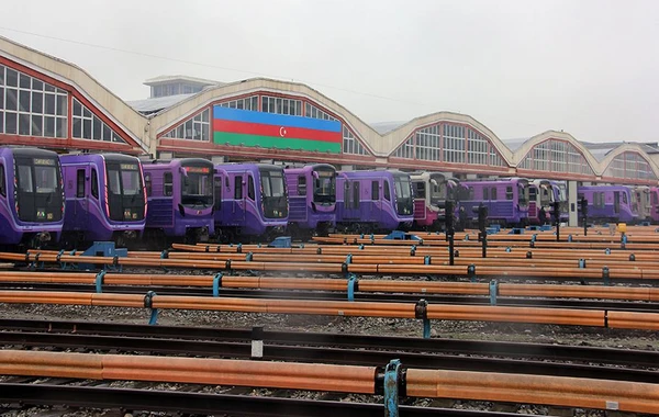 Bakı metrosunda qatarlar 20 yanvar şəhidlərinin xatirəsinə matəm fiti verib - FOTO