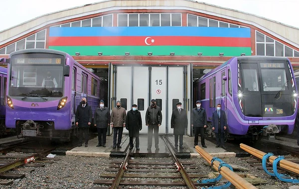 Bakı metrosunda qatarlar 20 yanvar şəhidlərinin xatirəsinə matəm fiti verib - FOTO
