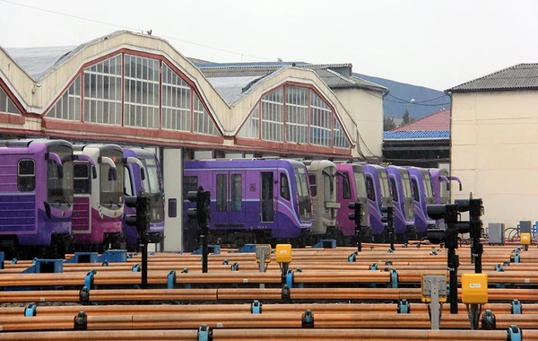 Bakı metrosunda qatarlar 20 yanvar şəhidlərinin xatirəsinə matəm fiti verib - FOTO