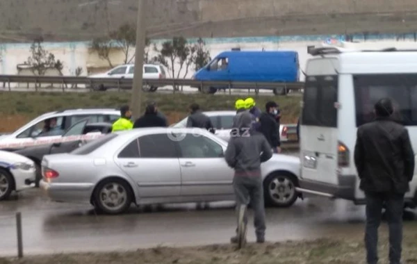 Sumqayıt-Bakı yolunda avtomobil dəmir arakəsməyə çırpıldı - FOTO