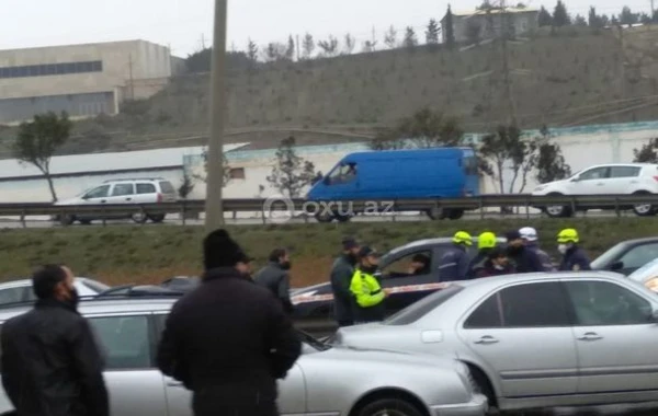 Sumqayıt-Bakı yolunda avtomobil dəmir arakəsməyə çırpıldı - FOTO