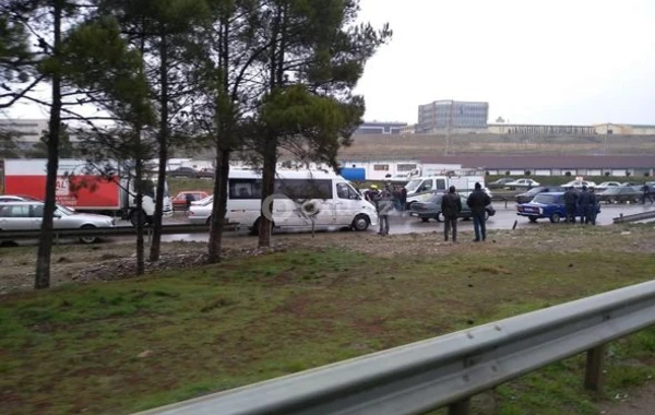 Sumqayıt-Bakı yolunda avtomobil dəmir arakəsməyə çırpıldı - FOTO