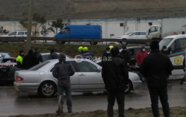 Sumqayıt-Bakı yolunda avtomobil dəmir arakəsməyə çırpıldı - FOTO