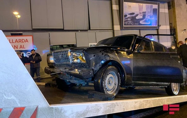 Bakıda sürücü avtomobillərin arasında qaldı - iki ayağı da sındı - FOTO