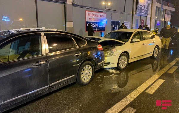 Bakıda sürücü avtomobillərin arasında qaldı - iki ayağı da sındı - FOTO