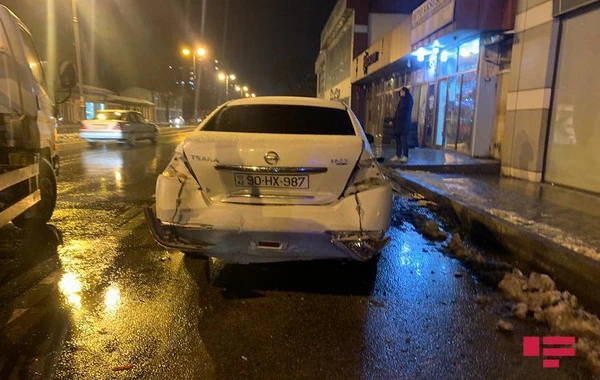 Bakıda sürücü avtomobillərin arasında qaldı - iki ayağı da sındı - FOTO