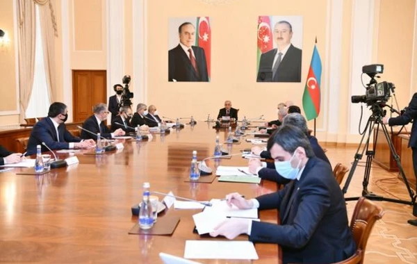 Baş nazirin sədrliyi ilə Nazirlər Kabinetinin müşavirəsi keçirildi - FOTO