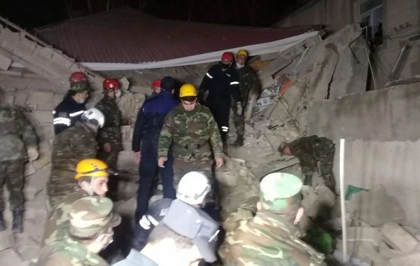 Сильный взрыв в жилом доме в Хырдалане: из-под завалов извлекают жителей - ФОТО/ВИДЕО