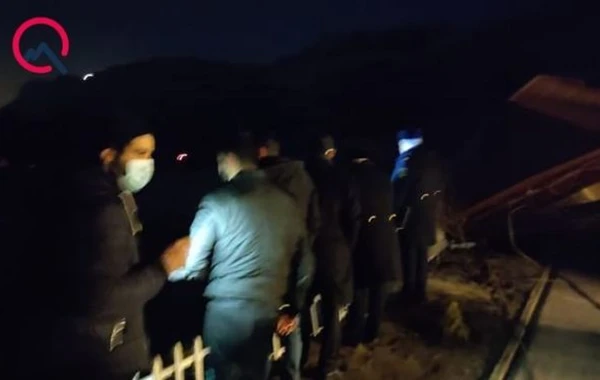 Səbailin icra başçısı, polis rəisi və FHN rəsmiləri Badamdardakı sürüşmə ərazisində - FOTO
