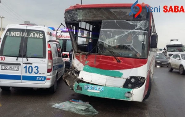 Bakıda ağır qəza: Avtobus betonqarışdıran maşınla toqquşdu, yaralılar var - YENİLƏNİB - VİDEO