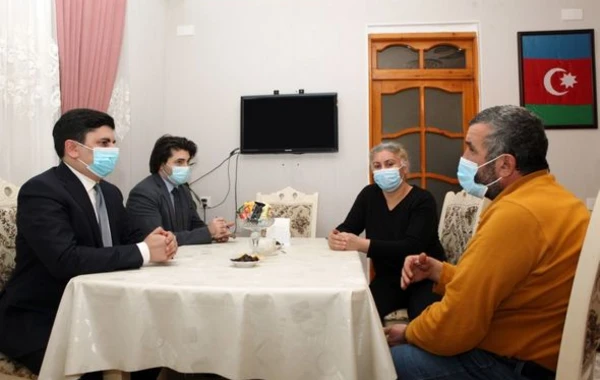 Şəhid anası oğluna hazırladığı bağlamaları kimsəsiz uşaqlara hədiyyə etdi - FOTO