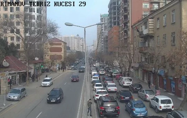 Yolda işləyən kran Bakıda tıxaca səbəb oldu - FOTO
