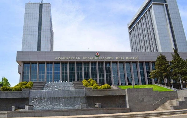 "Deputatların yeni əməkhaqqı ilə bağlı iddialar həqiqətə uyğun deyil" - Milli Məclisdən AÇIQLAMA
