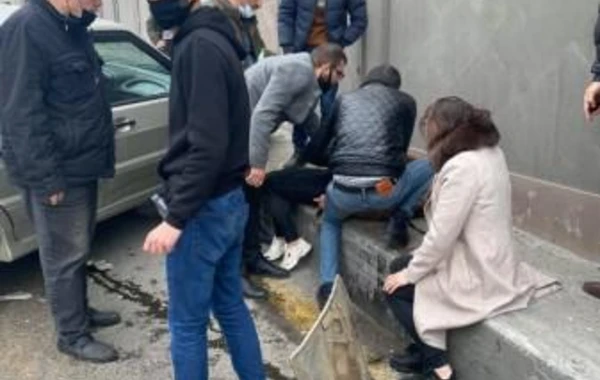 Bakıda "AA" seriyalı avtomobil qəza törətdi: yaralılar var - FOTO
