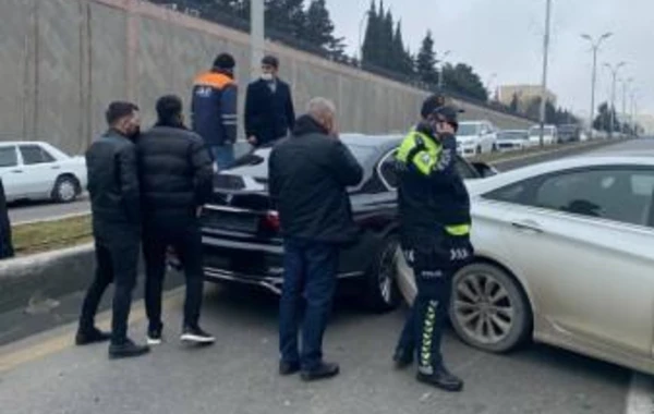 Bakıda "AA" seriyalı avtomobil qəza törətdi: yaralılar var - FOTO